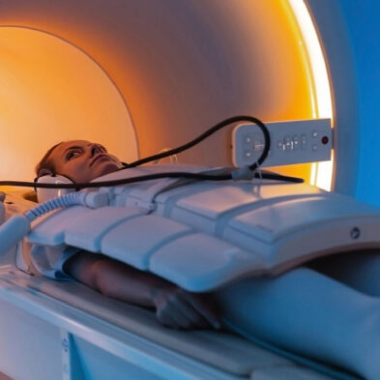 Pacjentka w czasie wenografii rezonansu magnetycznego w Klinice Flebologii.