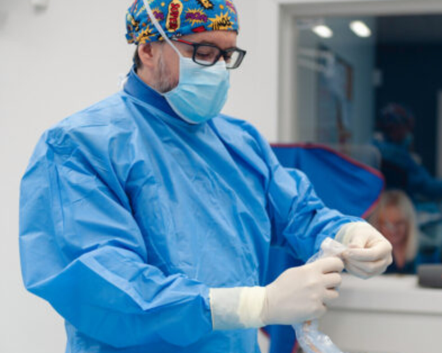 Flebolog z Kliniki Flebologii w Warszawie przed zabiegiem embolizacji żylnej.