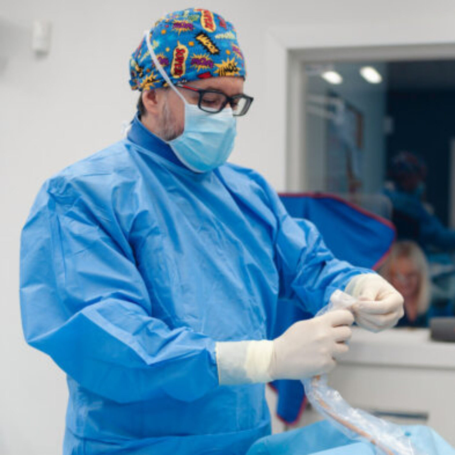 Flebolog z Kliniki Flebologii w Warszawie przed zabiegiem embolizacji żylnej.